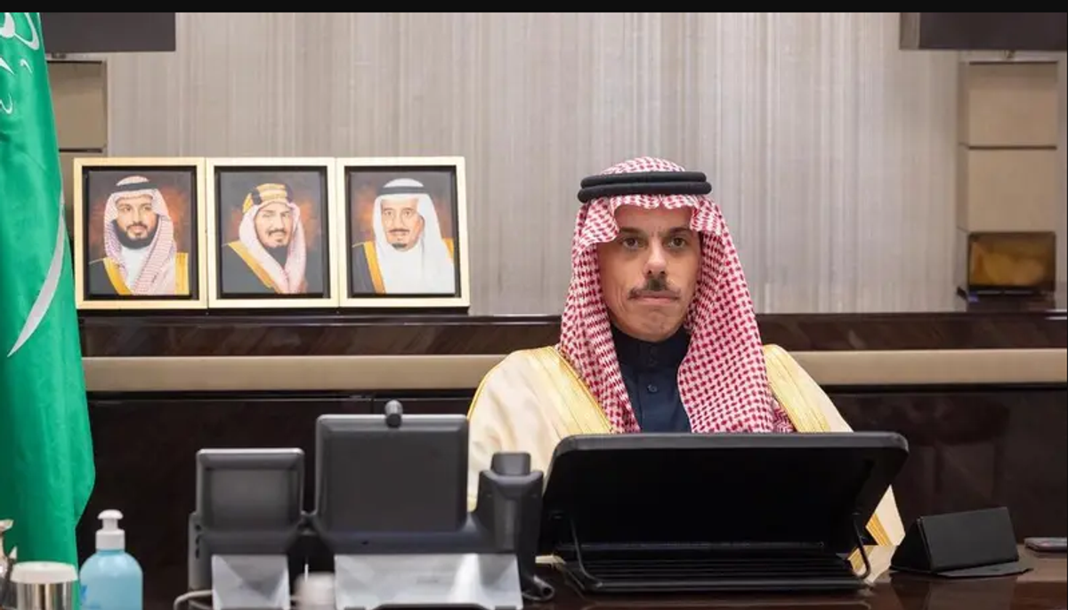 Saudi, Bahraini foreign ministers discuss regional security in phone call