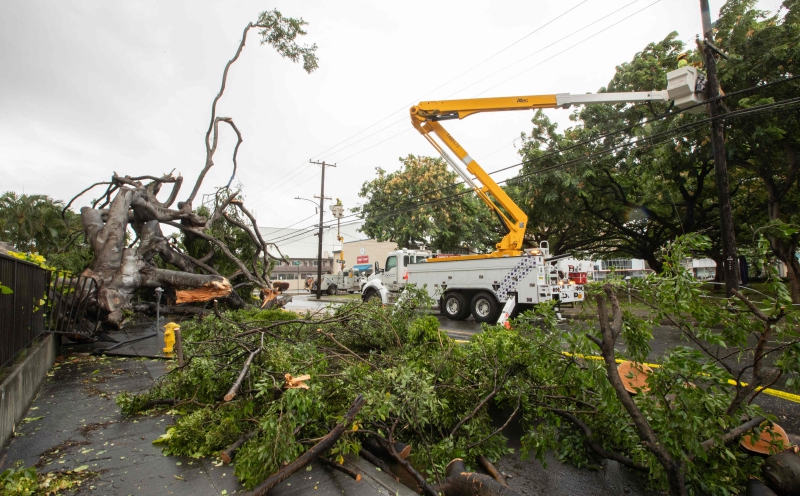 More than 200,000 without power in Hawaii, 100 homes damaged as Lala shifts to tropical storm