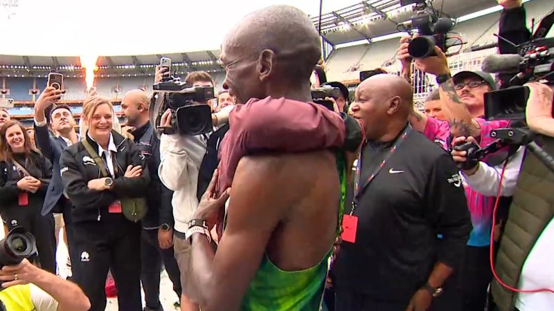 Kipchoge conquers Melbourne Marathon