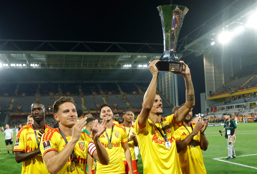 Ten-man Lens stun PSG 1-0 to deny European champions second trophy in five days