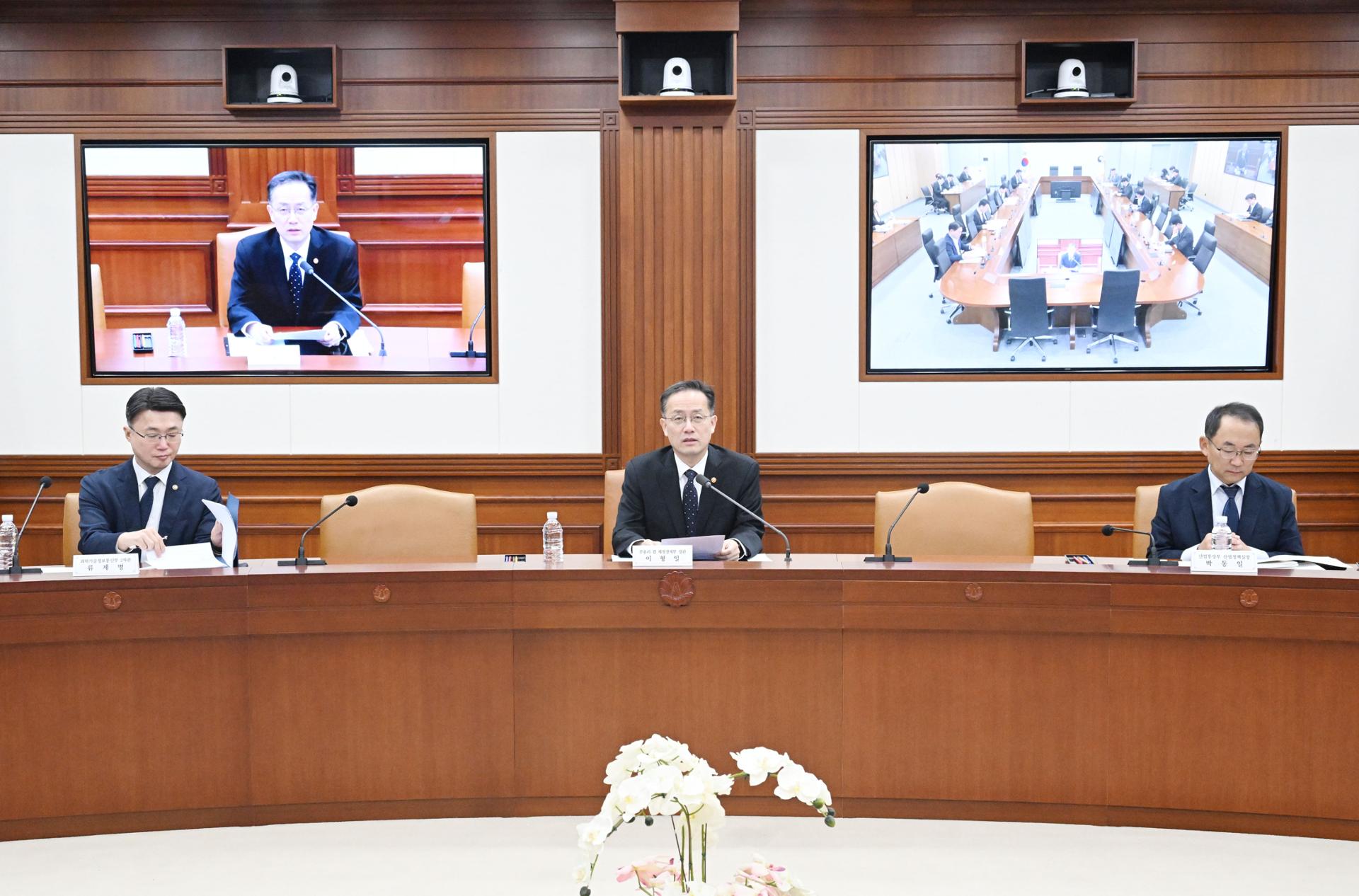 Finance minister urges preemptive action for supply chain stability