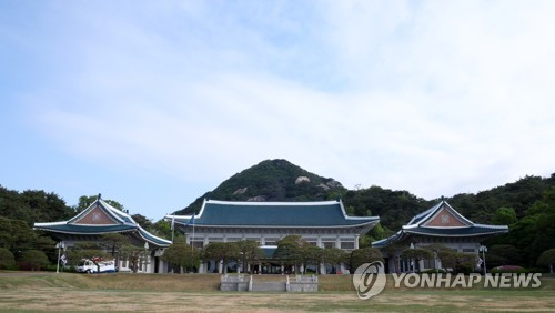 (LEAD) Cheong Wa Dae urges N. Korea to immediately halt illegal missile launches