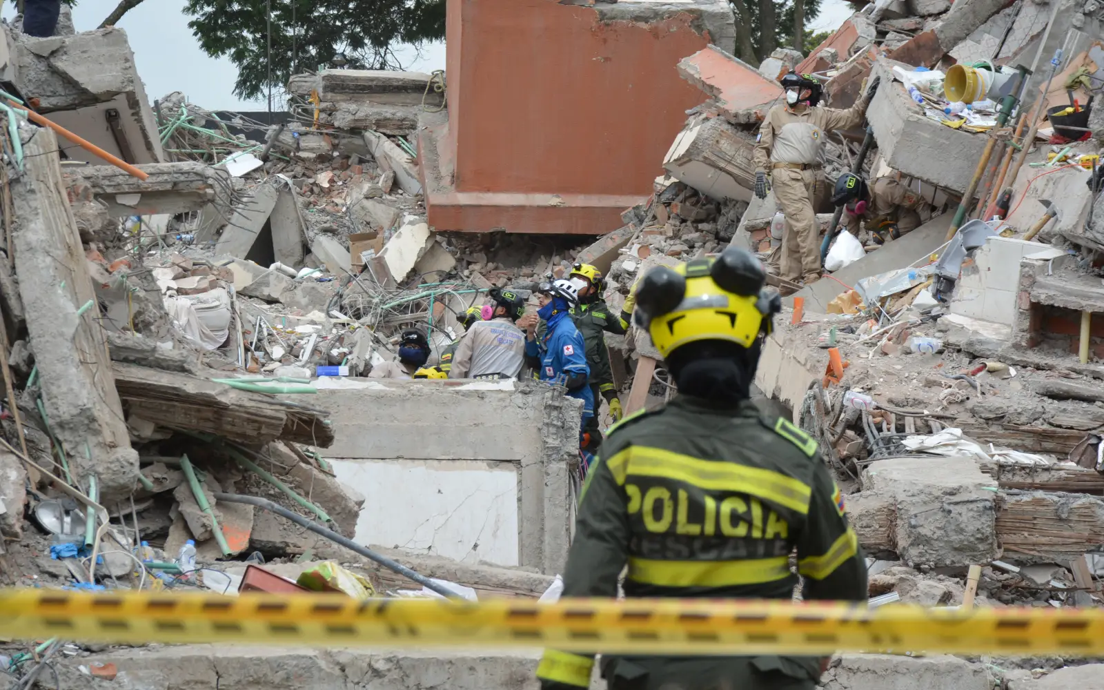 As machinery removes rubble, hopes for survivors from Colombian quake dwindle
