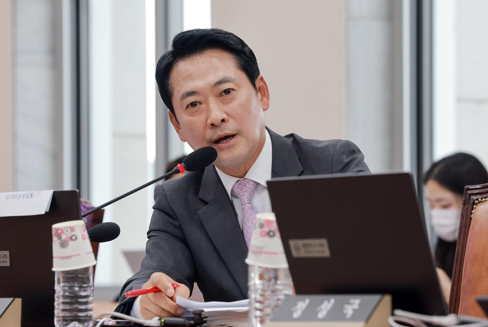 Main opposition steps up criticism of Lee's golf outing during Daegu incident