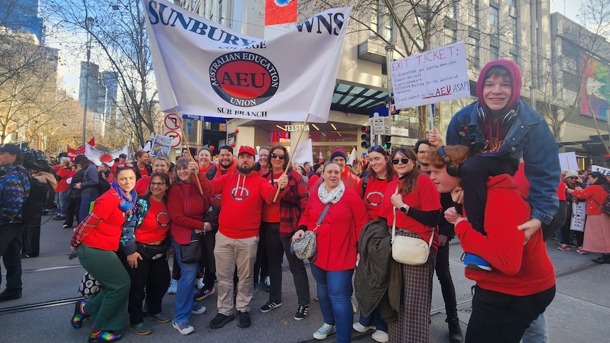 Victorian teachers vote in favour of new pay deal after months-long dispute