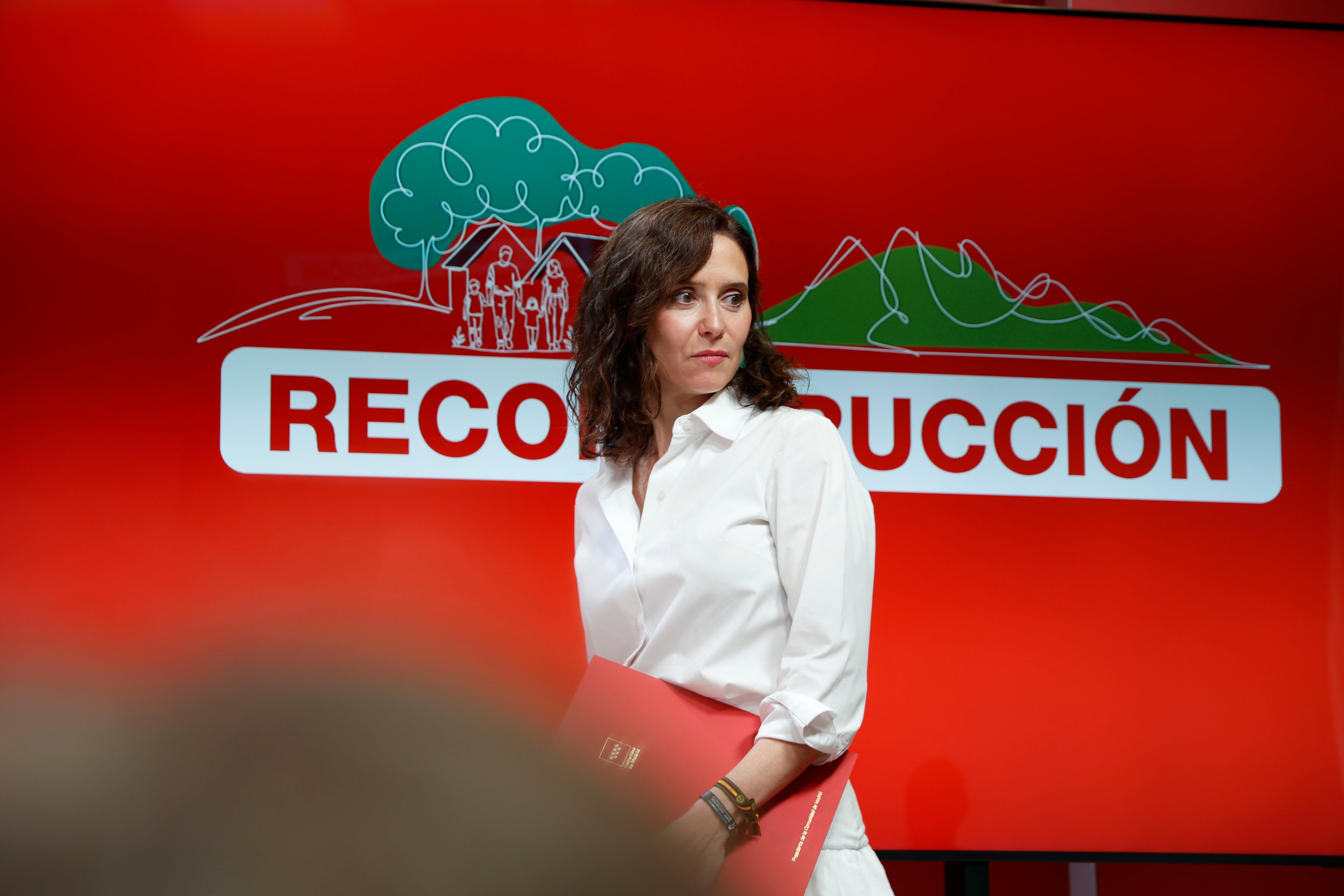 The PP asks its officials and deputies to publicly support Ayuso in the midst of a crisis over the purchase of the penthouse: “We ask for your collaboration to post positive comments”