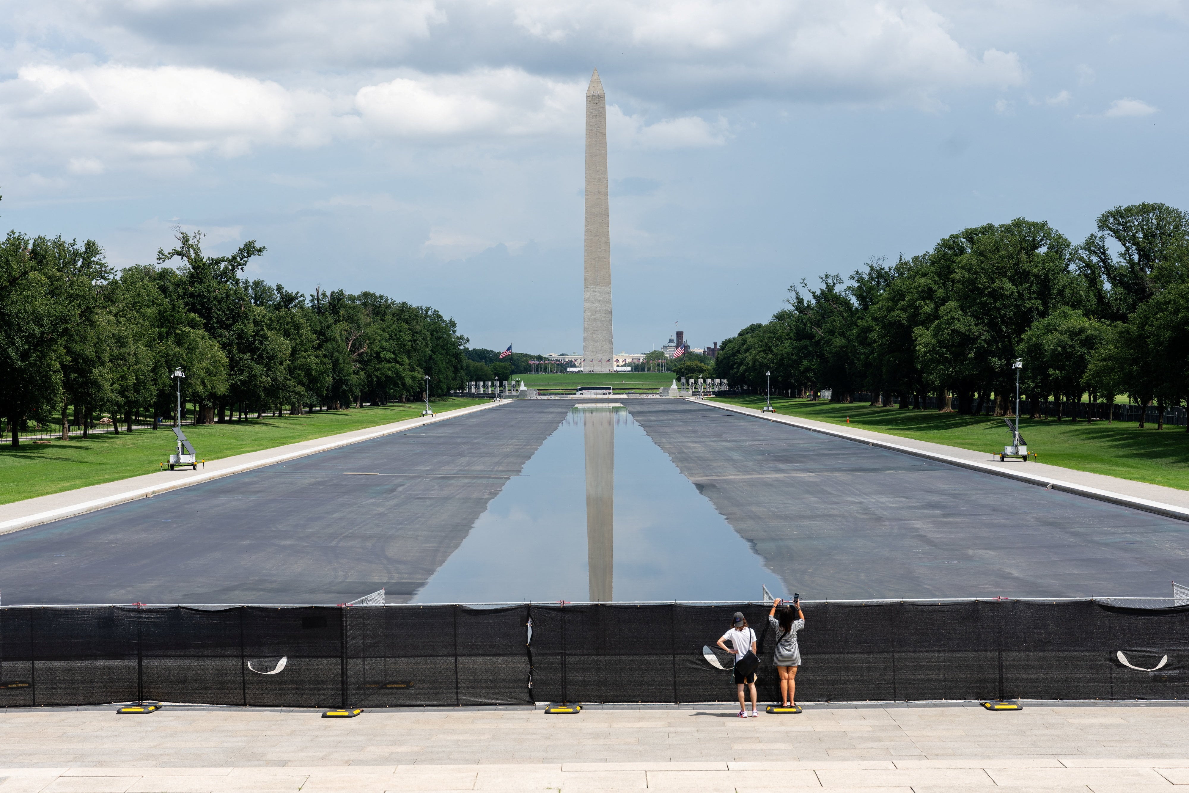 The case of the reflective pool in Washington is choking Trump