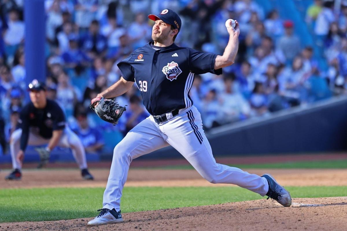 Bears manager moving starter Logue to bullpen for KBO postseason