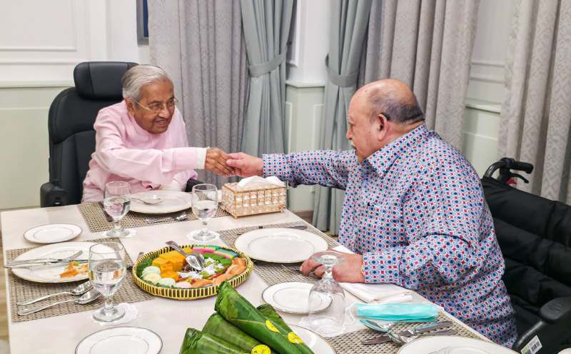 Raja of Perlis visits Dr Mahathir at IJN