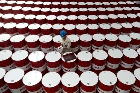 Oil prices edge lower after strong week; Iran jitters persist