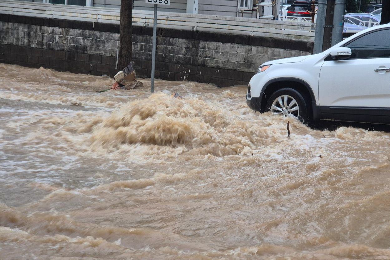 More than 800 mm of rain pummels Geoje, southeastern region; 1 killed in landslide