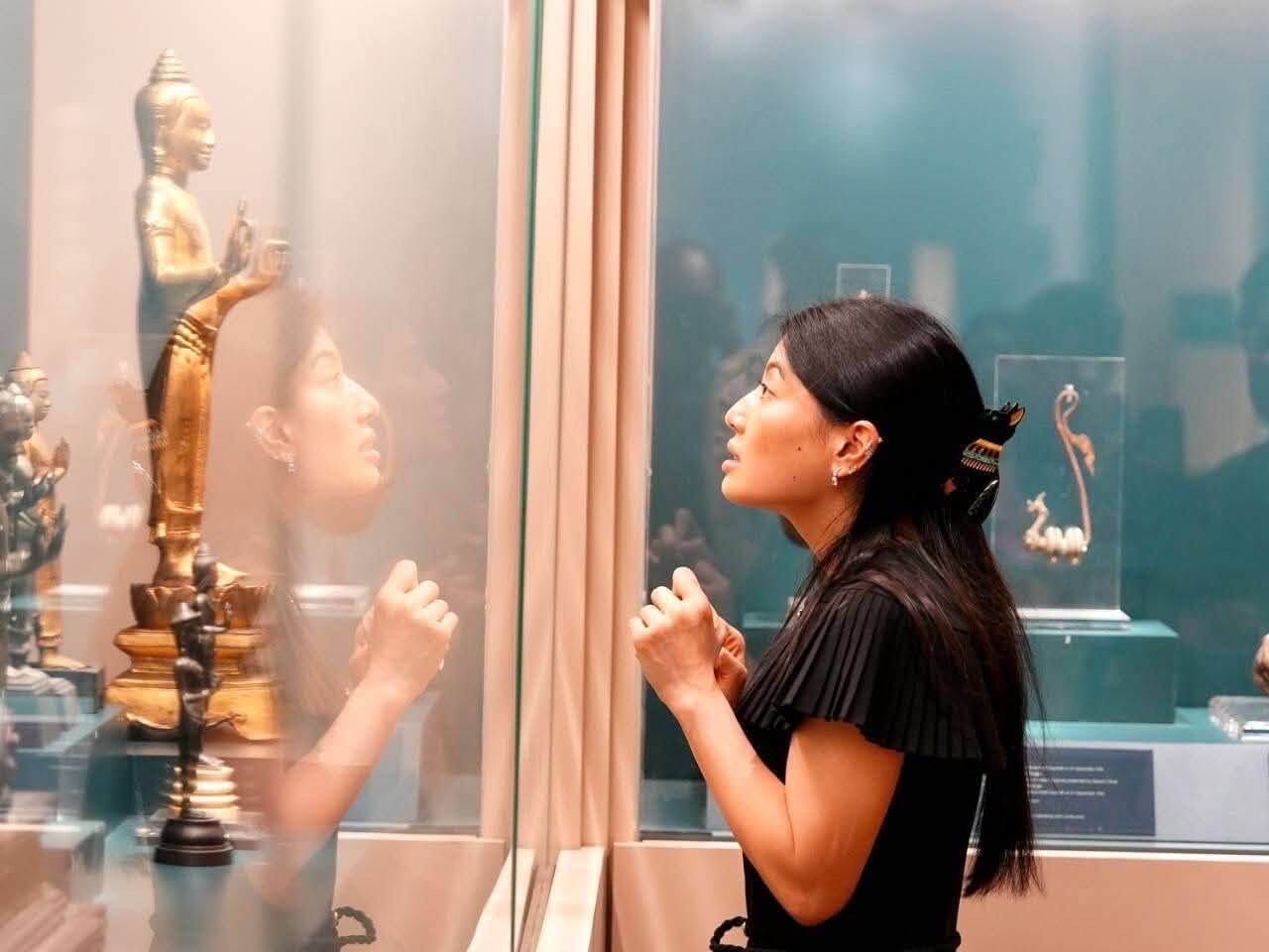 Princess Sirivannavari visits Bangkok National Museum to pay respects and view ancient treasures