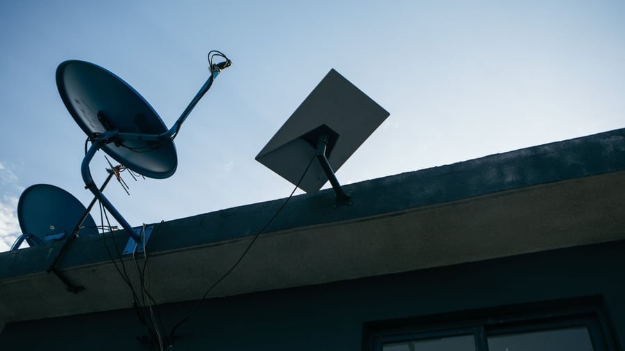 SpaceX: Plötzlich Konkurrent von T-Mobile: Die Starlink-Antenne auf dem Dach soll zum Handymast werden