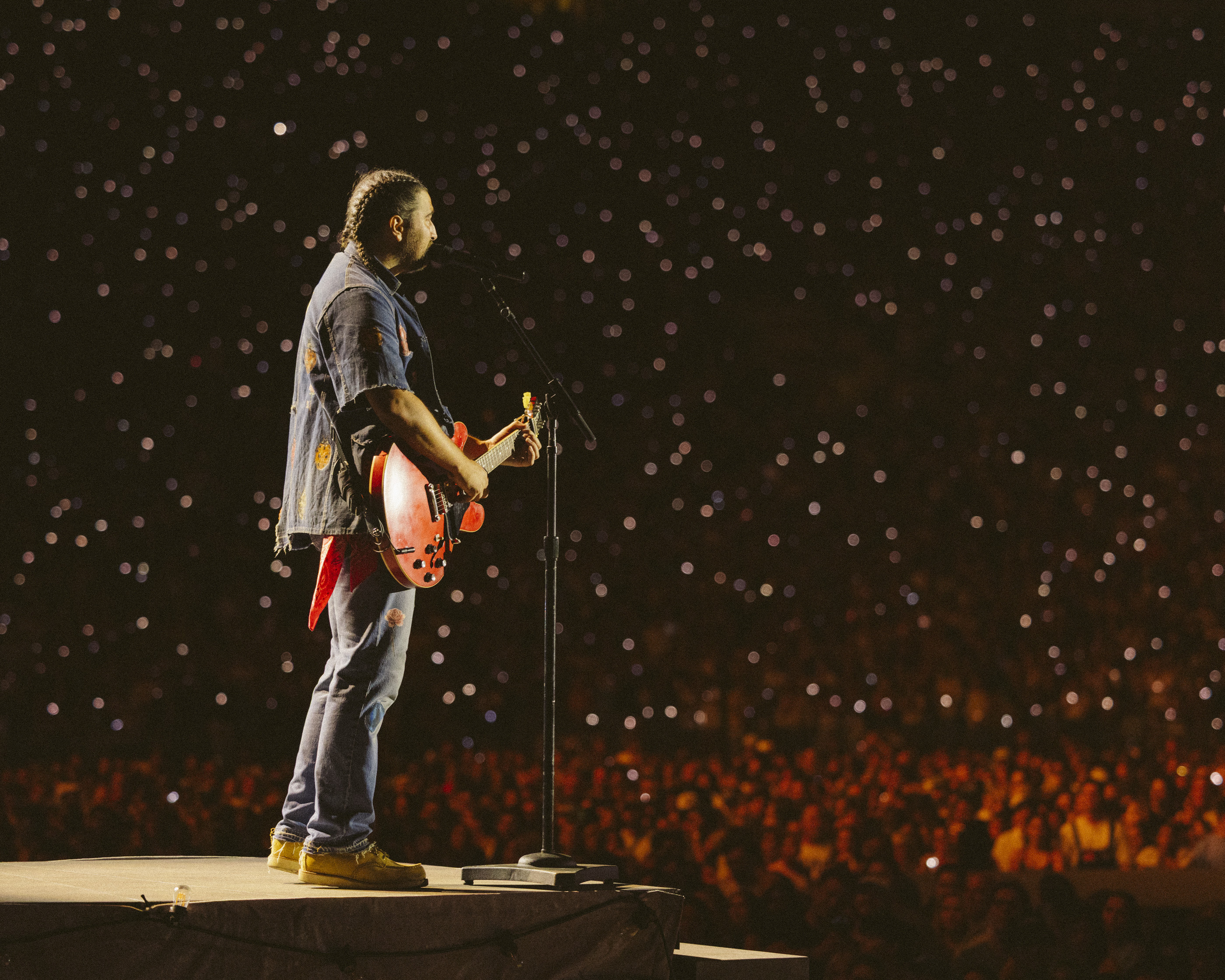 Noah Kahan Turns His ‘Miserable’ Material Into Manic Elation at Triumphant Rose Bowl Stadium Show: Concert Review