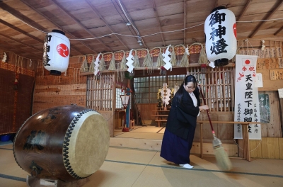 Hiroshima’s shrinking community keeps ties alive through festivals and newsletters