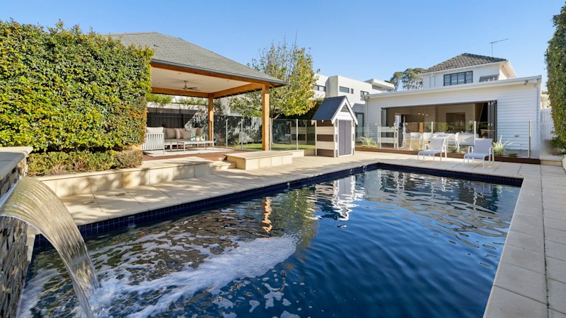 No genuine bids for swish bayside home asking $2.2m at auction
