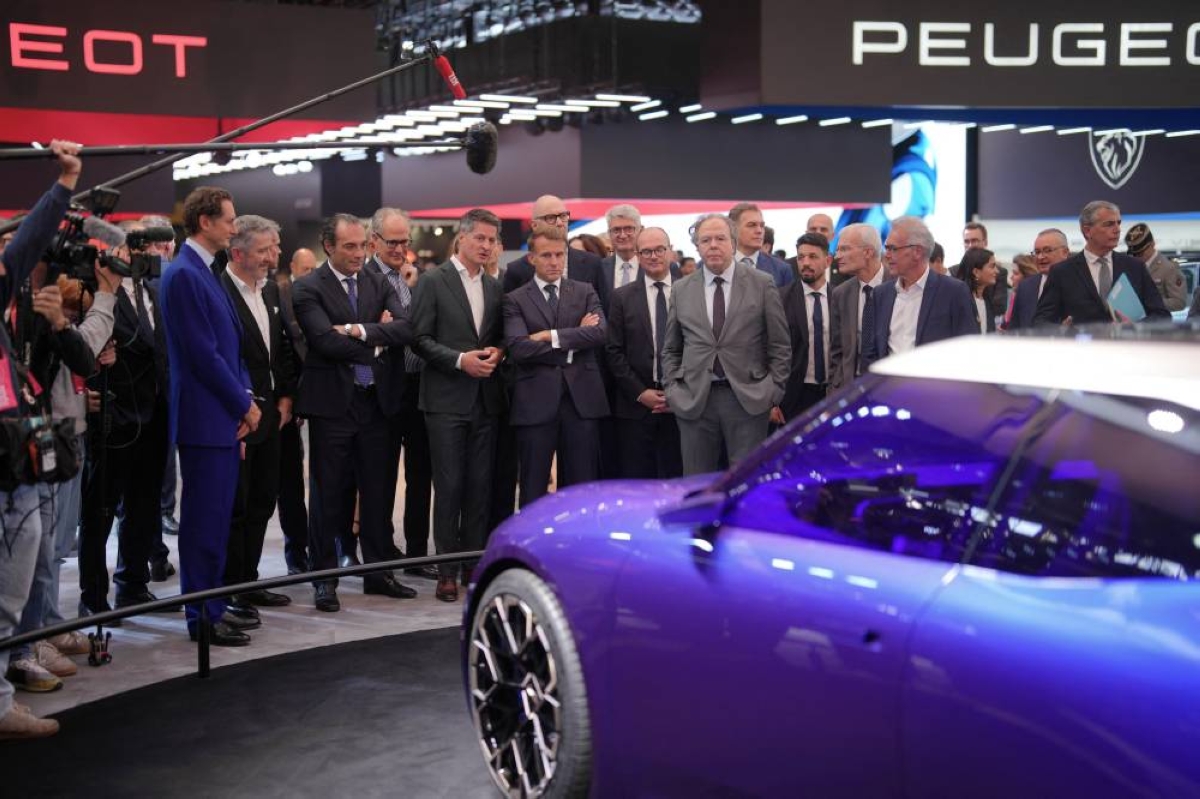 Model blitz at Paris motor show as Europe-China rivalry heats up