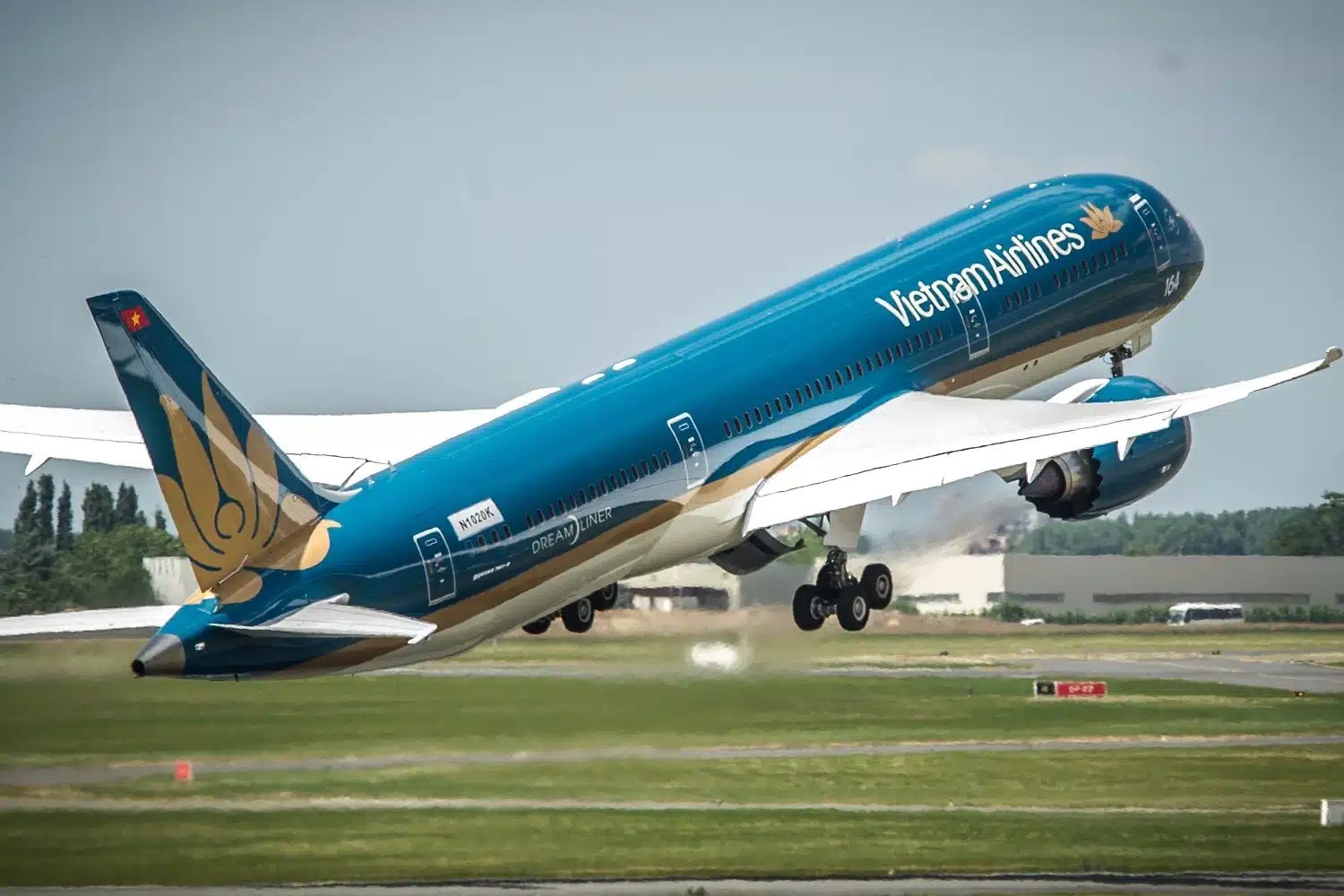 Vietnam Airlines Boeing 787 Suffers Heavy Damage on Takeoff