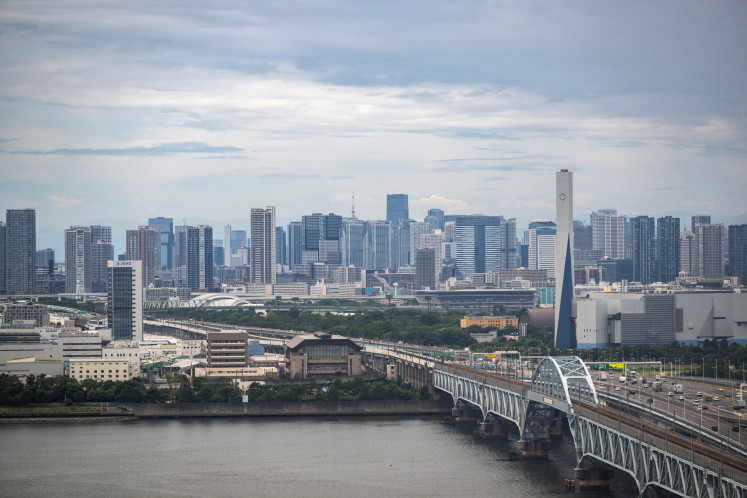 Japanese economy ekes out modest growth