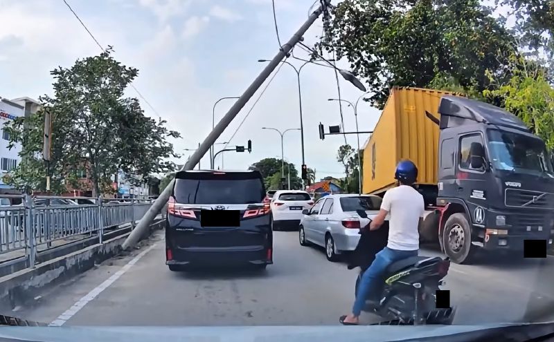 #NSTviral: Utility pole crashes onto Vellfire after trailer snags power cables [WATCH]