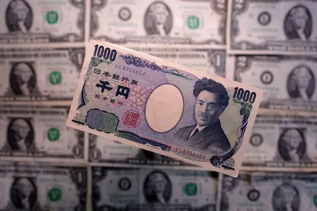 Yen edges up as traders push back Fed rate hike bets
