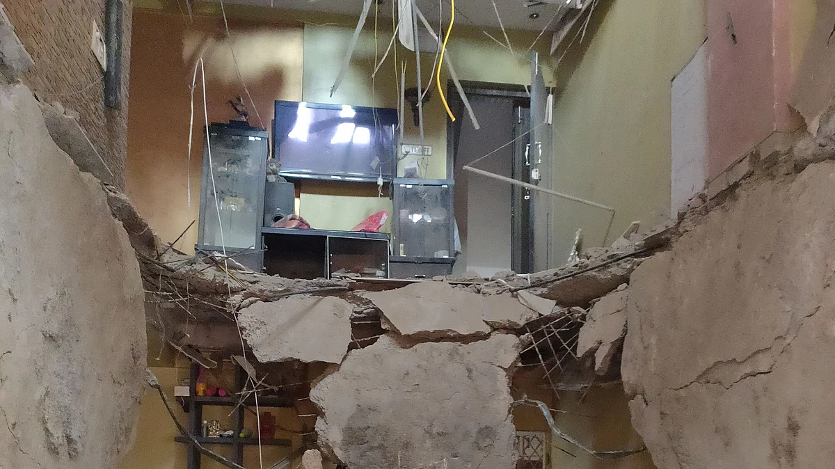 Ulhasnagar Building Scare: Ceiling Slab Collapses At 25-Year-Old Kumaon Apartment, One Injured; Residents Evacuated