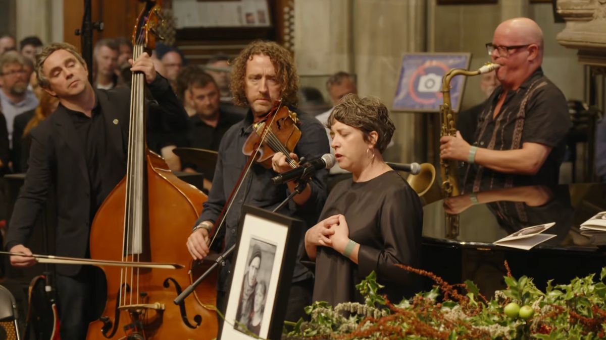 Lisa O’Neill Honors Glen Hansard Three Years After They Performed at Shane MacGowan’s Funeral