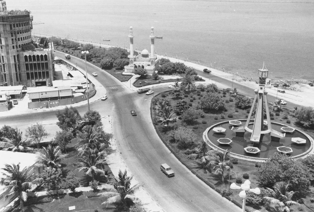 Abu Dhabi's old Corniche, as residents remember it: The Volcano Fountain, feeding the birds and hot peanuts