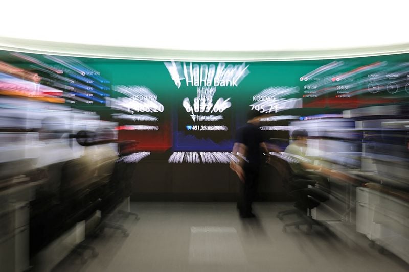 Asian stocks dive as focus on earnings, geopolitics