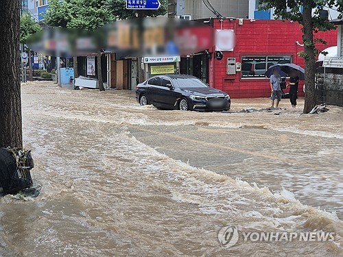 (LEAD) More than 800 mm of rain pummels Geoje, southeastern region; 1 killed in landslide
