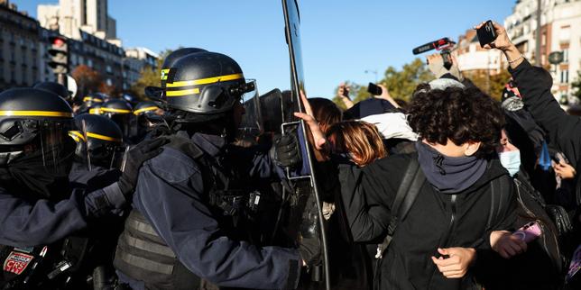 What actions are French police allowed to take at blockades and protests?