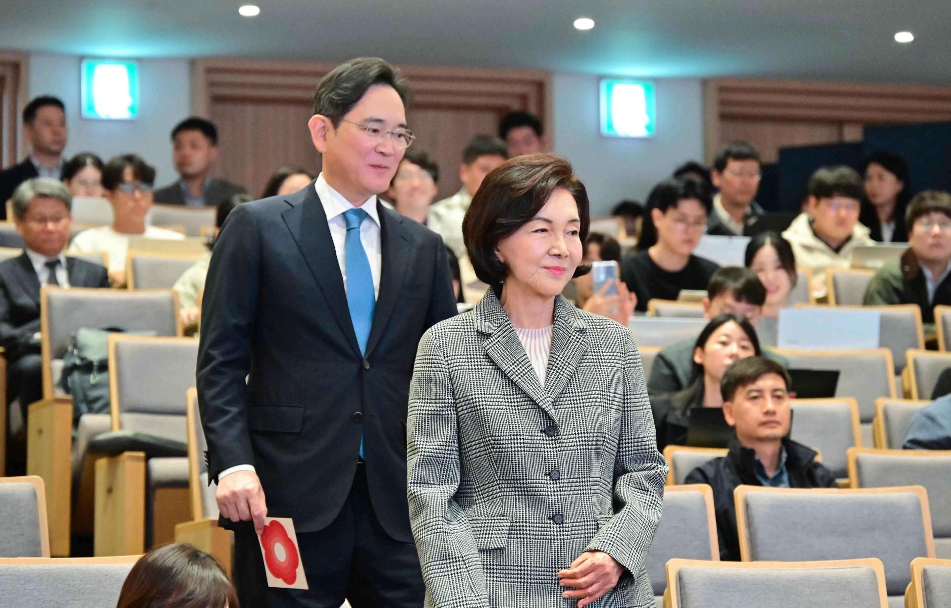 Samsung chairman to receive Samsung Electronics shares worth $1.94 bil. from mother