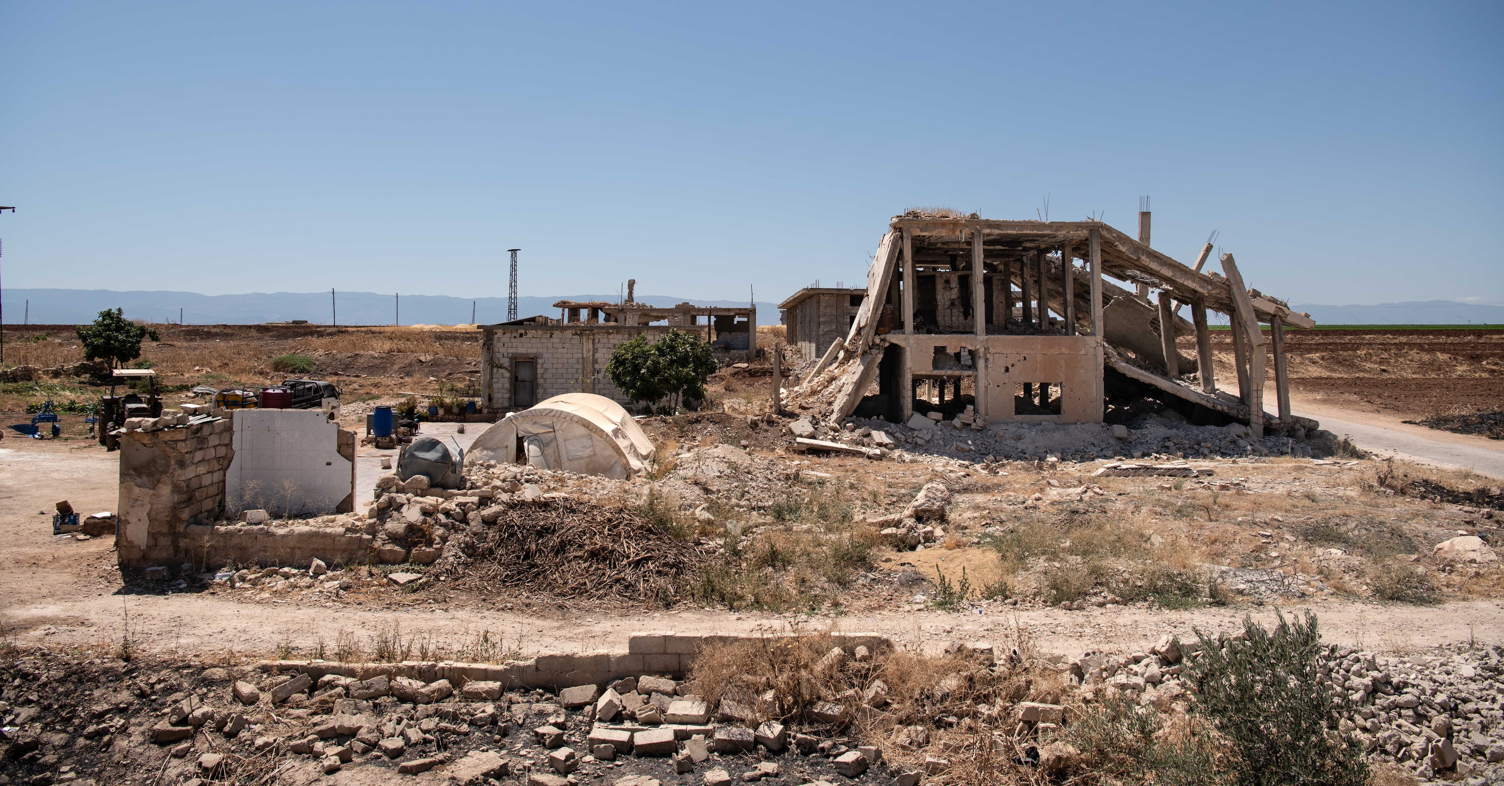 El peligroso regreso a Siria tras la guerra: sobrevivir en una tienda junto a los escombros, en una tierra sembrada de explosivos