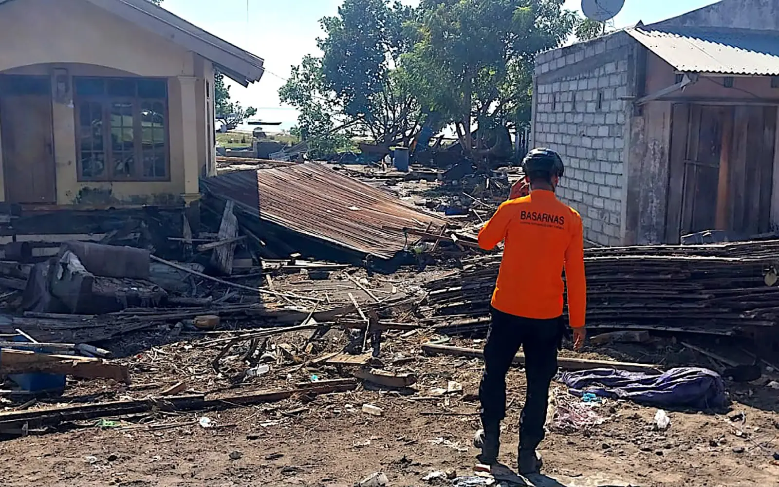 Search for Indonesia quake victims underway on Independence Day