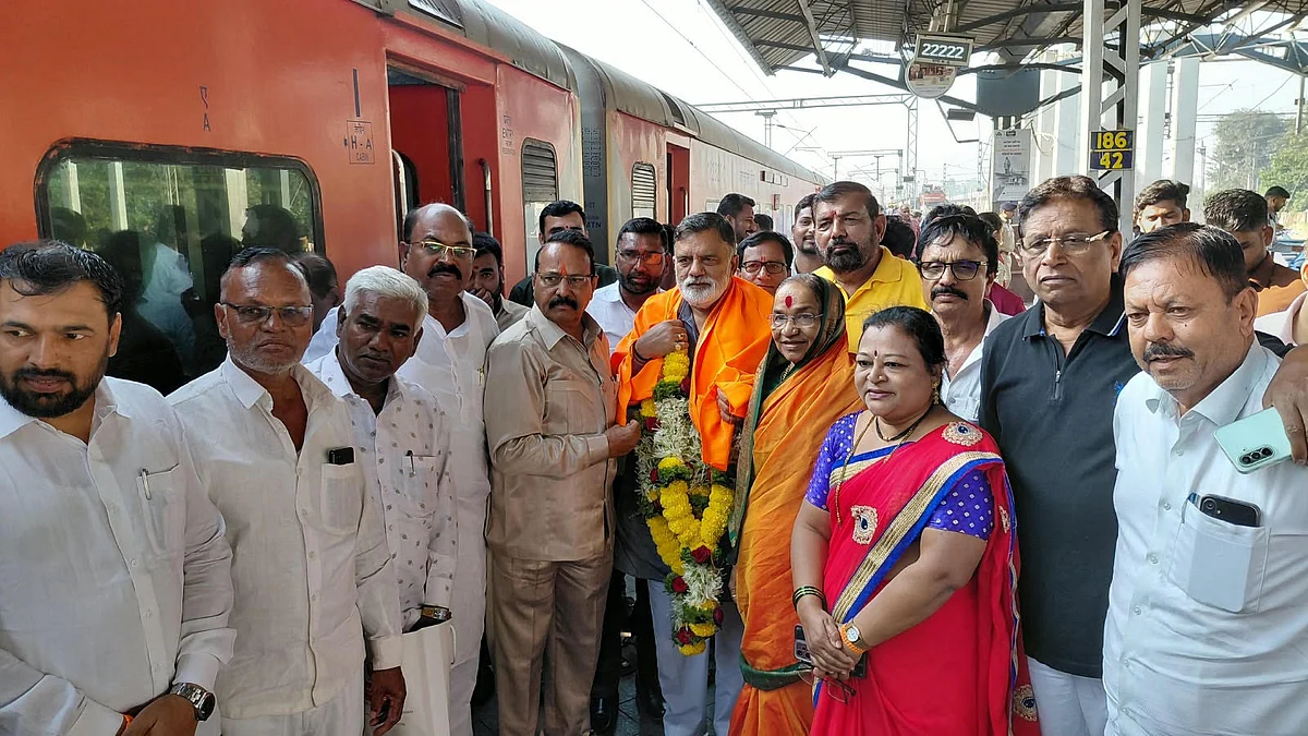 Nashik: MP Rajabhau Waje Returns From UNGA-81, Gets Warm Welcome At Railway Station