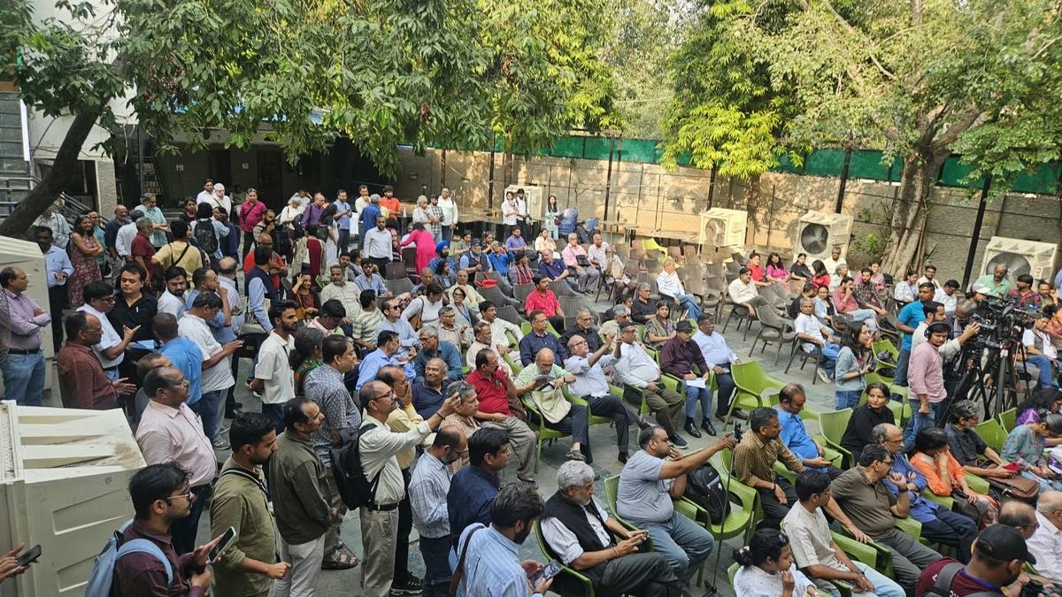 Anti-CEC protests: Police assaulting media professionals amounts to attack on their livelihood, say senior journalists