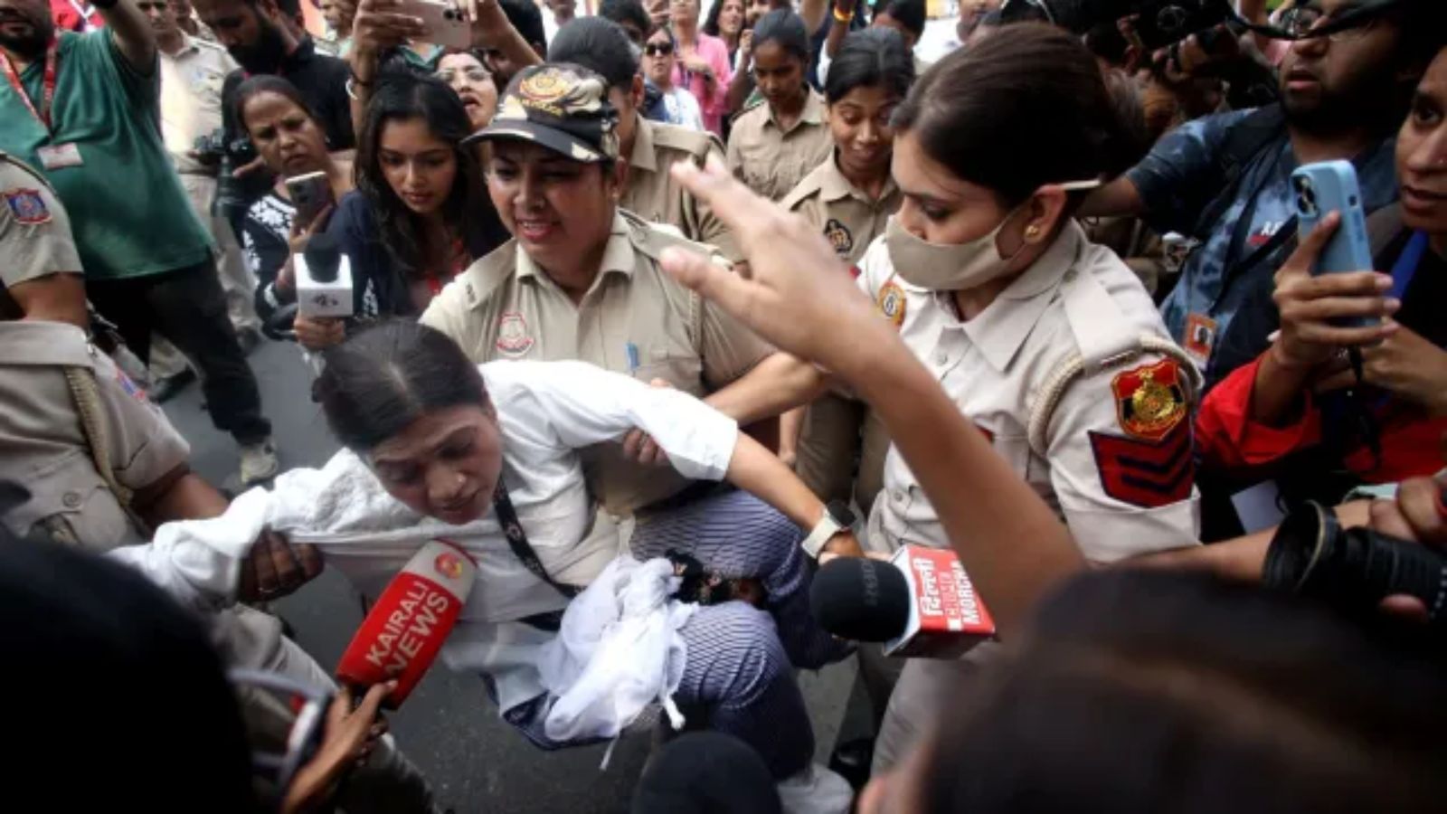 Senior Delhi Police officer to explain: Supreme Court on women journalists heckled, detained