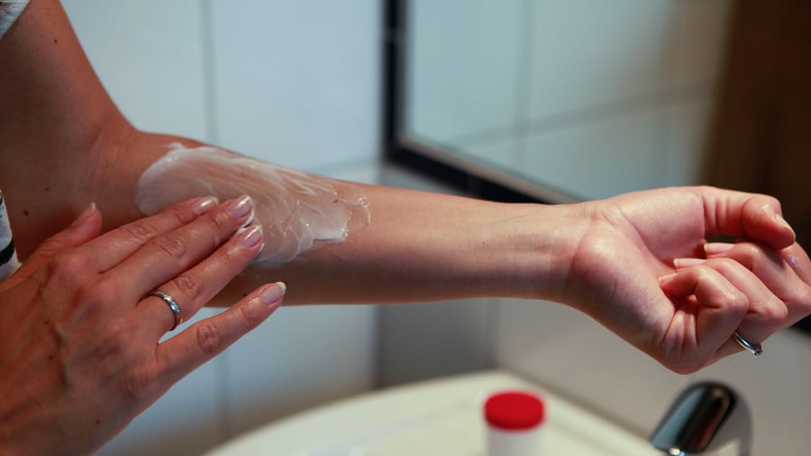Hautprobleme im Sommer: Wenn Medikamente die Haut lichtempfindlich machen