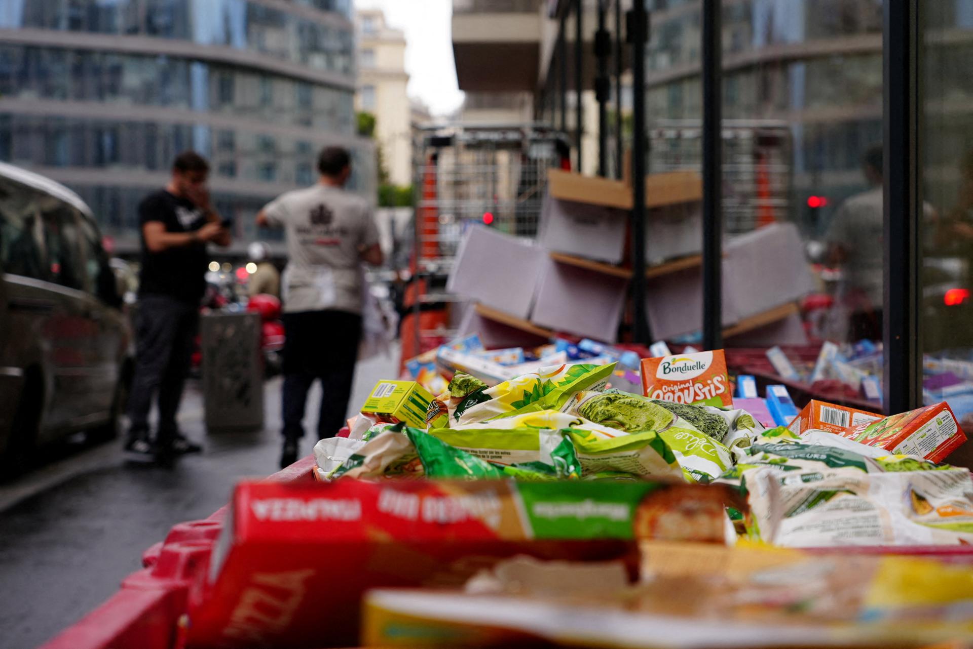 Investigators hunt French supermarket fridge hackers, no claim of responsibility