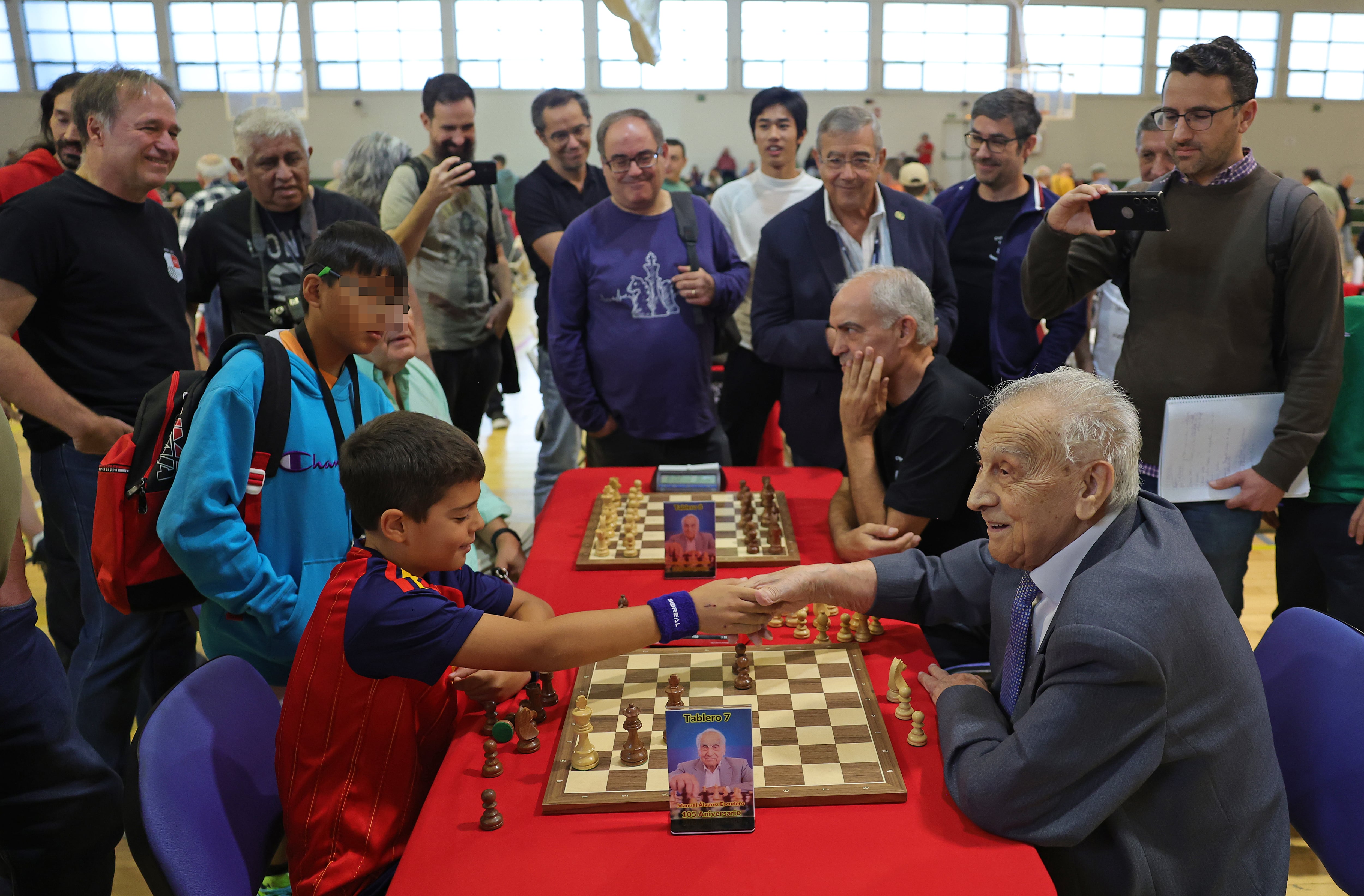 Every game could be the last one for Don Manuel, the 105-year-old chess player