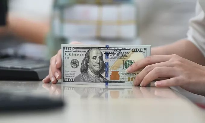 Dollar climbs against dong