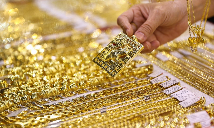 Gold prices gain