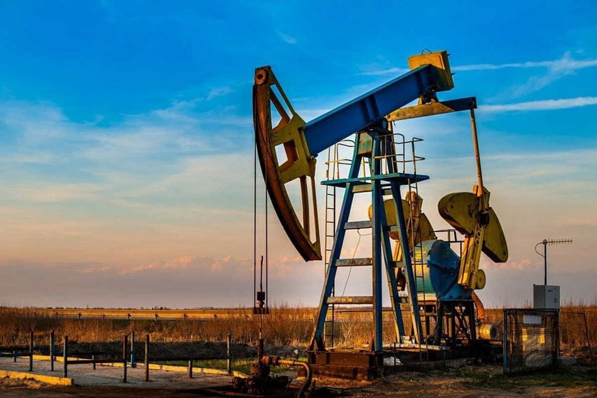 Oil prices climb amid geopolitical tensions and tanker delays in Hormuz