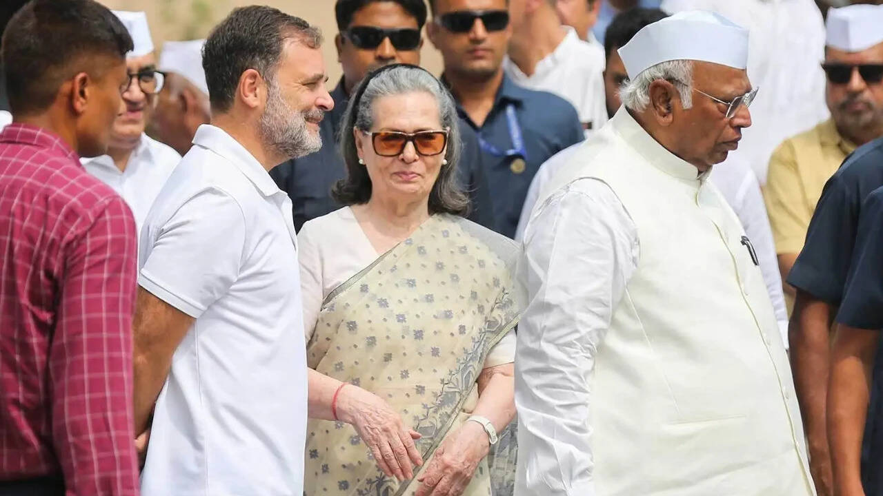 Vande Mataram 'disruption' row: Delhi Police probes complaint against Sonia, Rahul