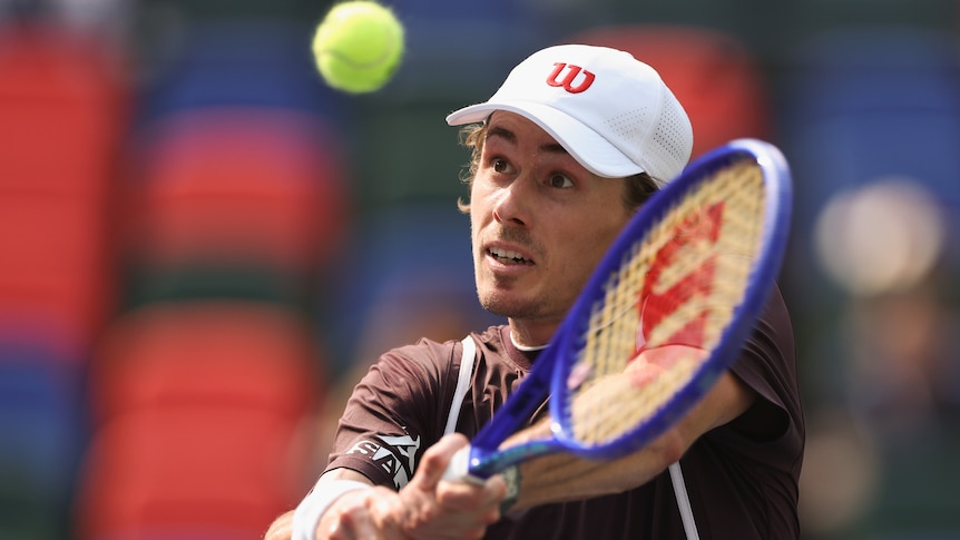 De Minaur sets up Shanghai quarterfinal with Zverev