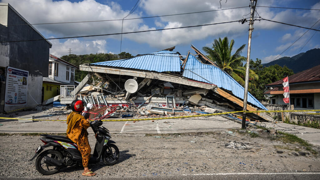 More than 12,000 await aid after deadly Indonesian quake