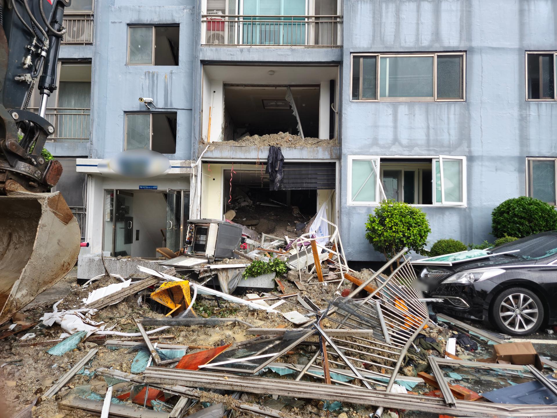 Landslide kills 1 in Geoje as torrential rain batters southern Korea