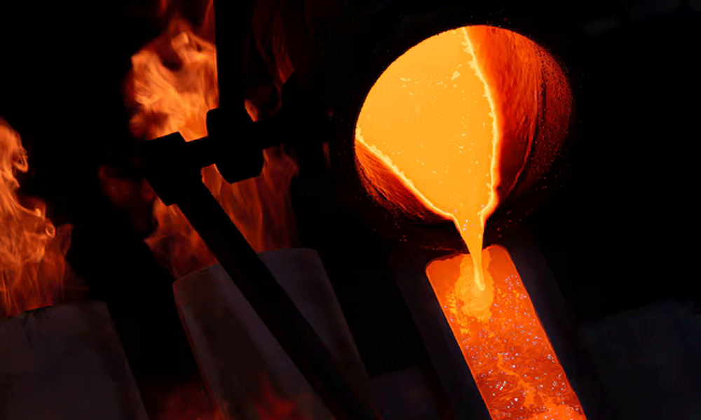 Gold gains on weaker dollar, reduced Fed rate-hike bets