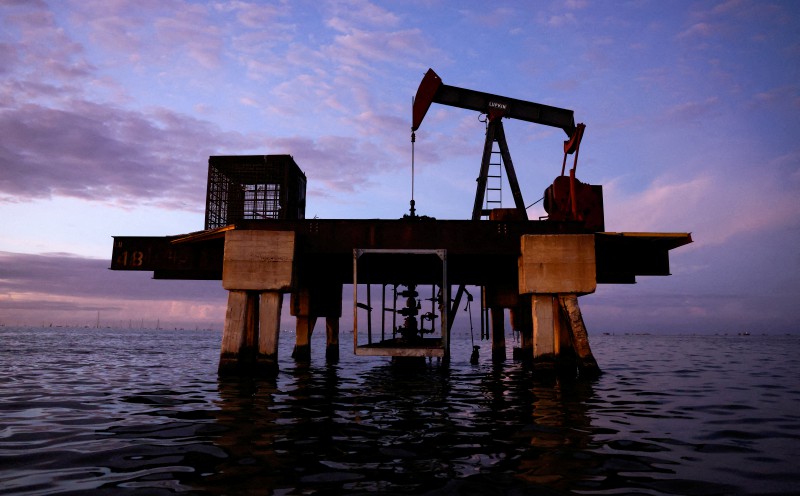 Oil prices climb as traders weigh Saudi supply risk, Russian diesel flow