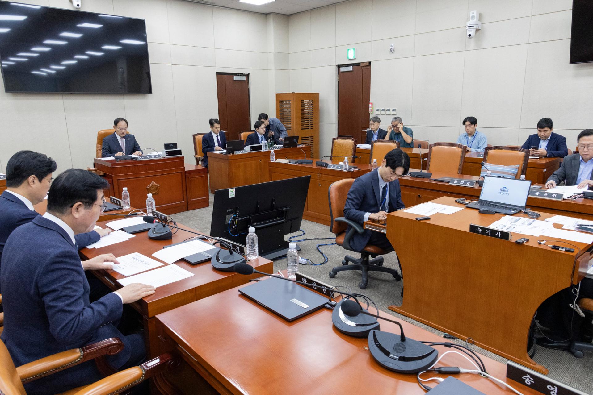 Parliamentary committee adopts resolution denouncing N. Korea over DMZ mine blast